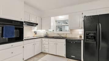 Microonde, forno, piano cottura, lavastoviglie