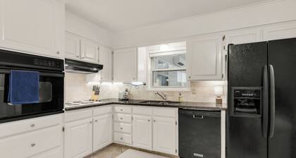 Aggie Game Day Retreat - Sleeps 12, Less Than 2 Miles to Kyle Field