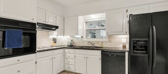 Aggie Game Day Retreat - Sleeps 12, Less Than 2 Miles to Kyle Field