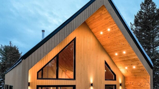 A modern wooden cabin with a large dining area and a covered outdoor seating space. - Chalet OSLO | Design & forest | Spa - Silence (Saint-Cã´Me)