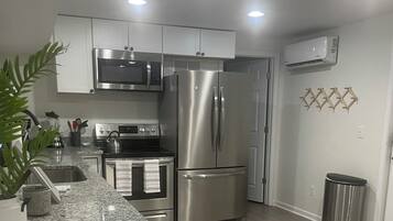 Refrigerador, microondas, horno y parrilla de estufa