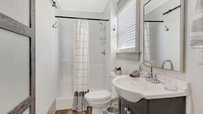 Suihku, pyyhkeet, saippua, vessapaperi