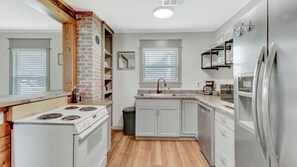 Køleskab, mikrobølgeovn, ovn, kogeplade