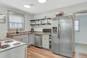 Kjøleskap, mikrobølgeovn, ovn og kokeplater