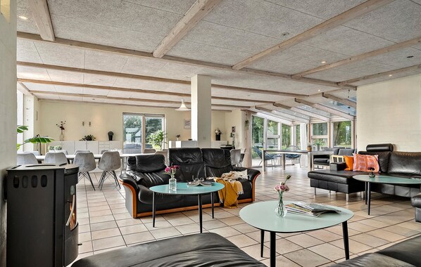 Smart-TV, Kamin, Tischfußball