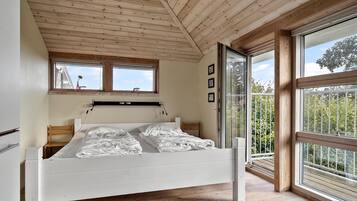 9 bedrooms, travel crib, free WiFi