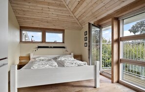 9 bedrooms, travel crib, free WiFi