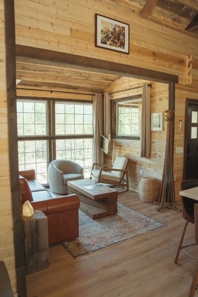 West Glacier Cabin, Hot Tub, Stunning Views, XC Ski Trails Nearby