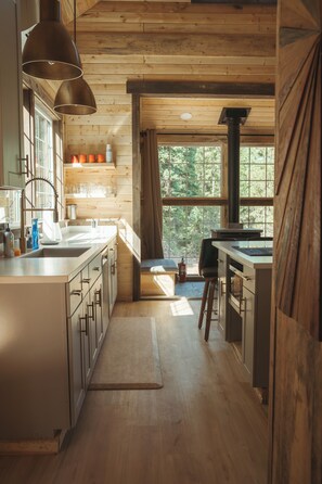 Kühlschrank, Mikrowelle, Herdplatte, Geschirrspüler