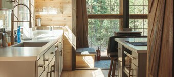 West Glacier Cabin, Hot Tub, Stunning Views, XC Ski Trails Nearby