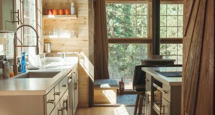 West Glacier Cabin, Hot Tub, Stunning Views, XC Ski Trails Nearby