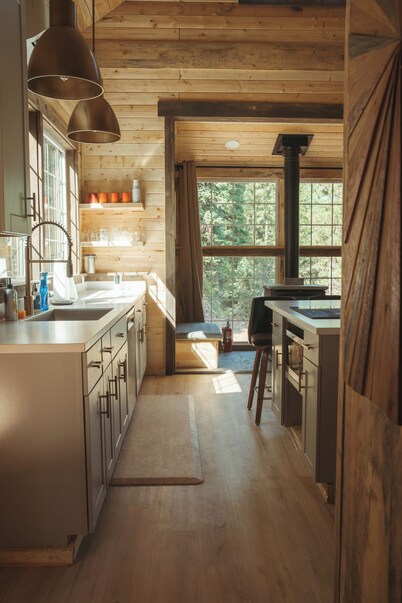 West Glacier Cabin, Hot Tub, Stunning Views, XC Ski Trails Nearby