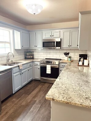 冷蔵庫、電子レンジ、オーブン、コンロ