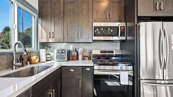 Kjøleskap, mikrobølgeovn, ovn og kokeplater