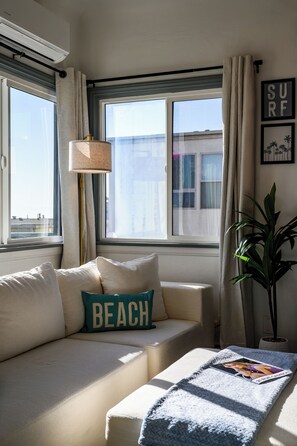 Smart TV - Newly Remodeled Cozy Beach Retreat + Ocean Views (Manhattan Beach)