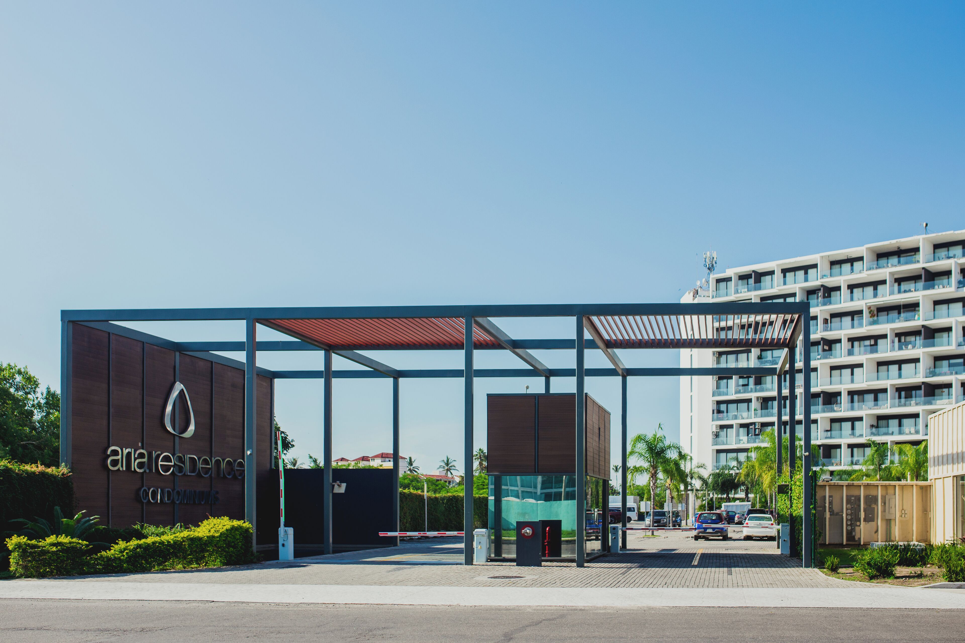 Un bâtiment moderne avec une entrée en verre et une enseigne indiquant « ariaresidence ».