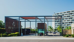 Un bâtiment moderne avec une entrée en verre et une enseigne indiquant « ariaresidence ».