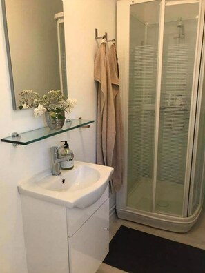 Shower, hair dryer - Cozy small cottage in Nykøbing Sjælland (Nykøbing Sj)