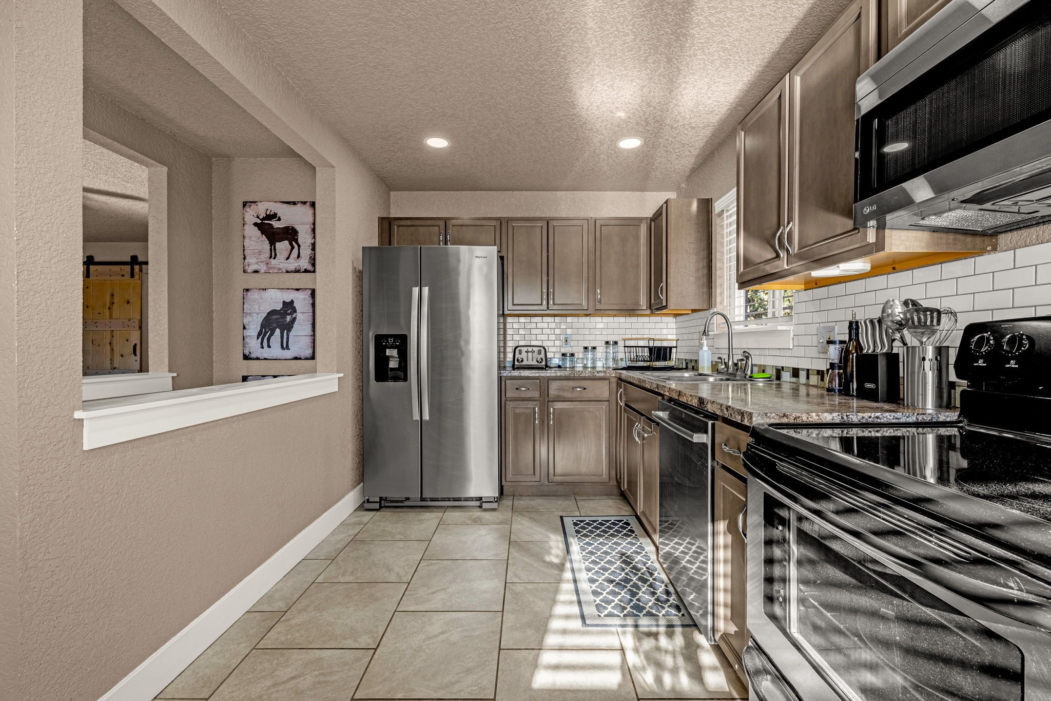 Four à micro-ondes, un four, surface de cuisson, lave-vaisselle