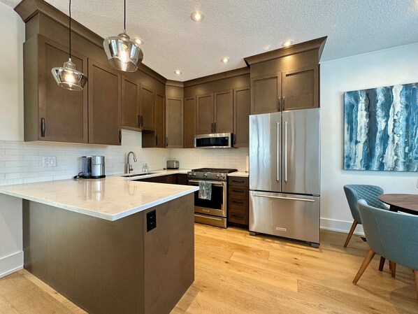 Mikrowelle, Ofen, Herdplatte, Geschirrspüler