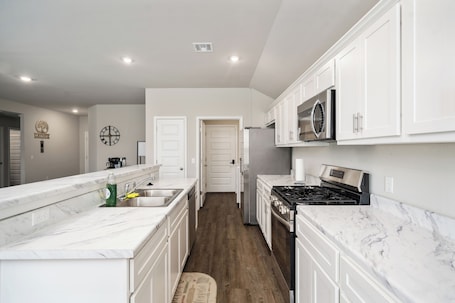 Microwave, oven, stovetop, dishwasher. Stylish 3BR Home in Broken Arrow - Luxury, Comfort & Style