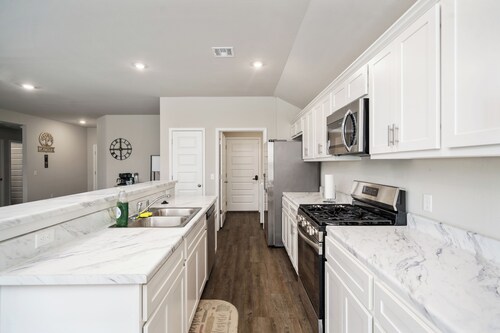 Stylish 3BR Home in Broken Arrow - Luxury, Comfort & Style