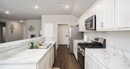 Stylish 3BR Home in Broken Arrow - Luxury, Comfort & Style
