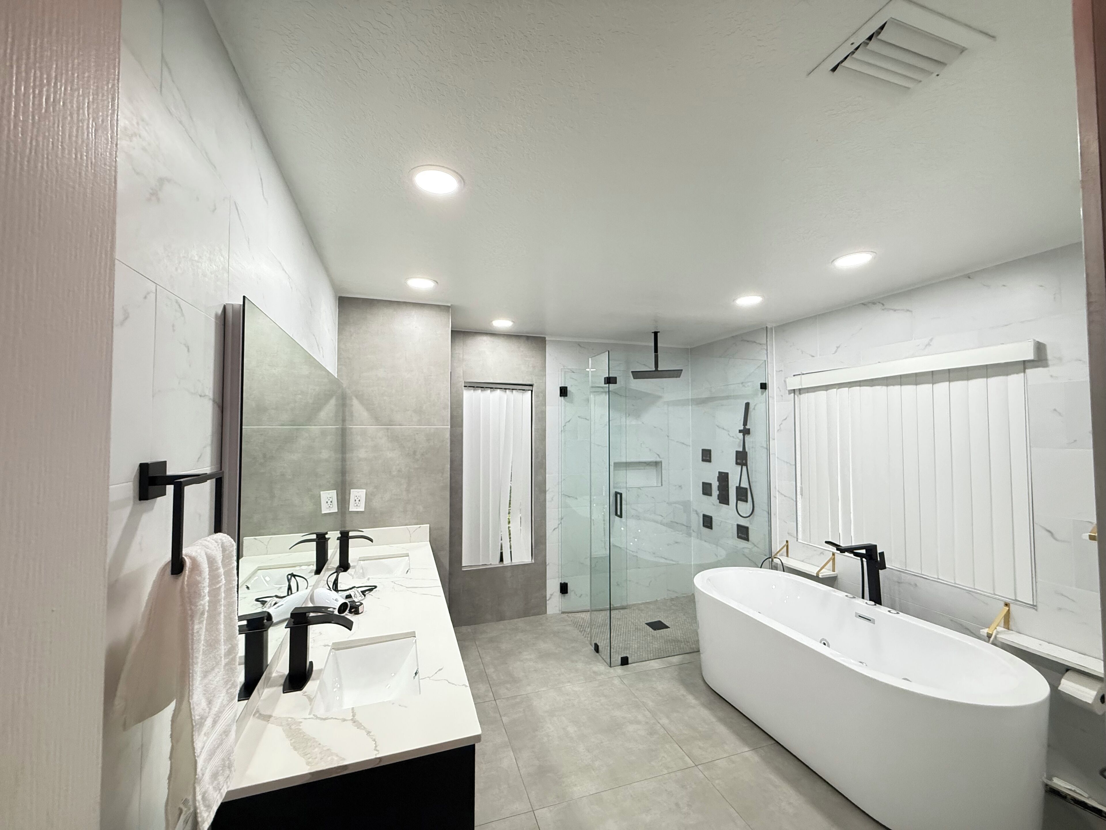Shower, jetted bath, hair dryer, towels
