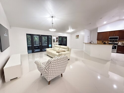 Lovely 3 bedroom house, fitness room, heated pool, kids park, barbecue fire pit