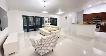 Lovely 3 bedroom house, fitness room, heated pool, kids park, barbecue fire pit