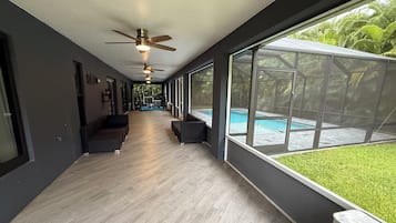 Alberca al aire libre y alberca climatizada