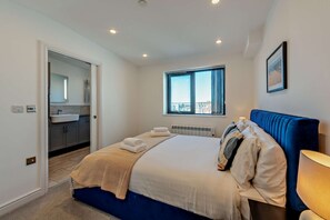 2 bedrooms, iron/ironing board, travel cot, free WiFi - Penthouse on the Seafront (Worthing)