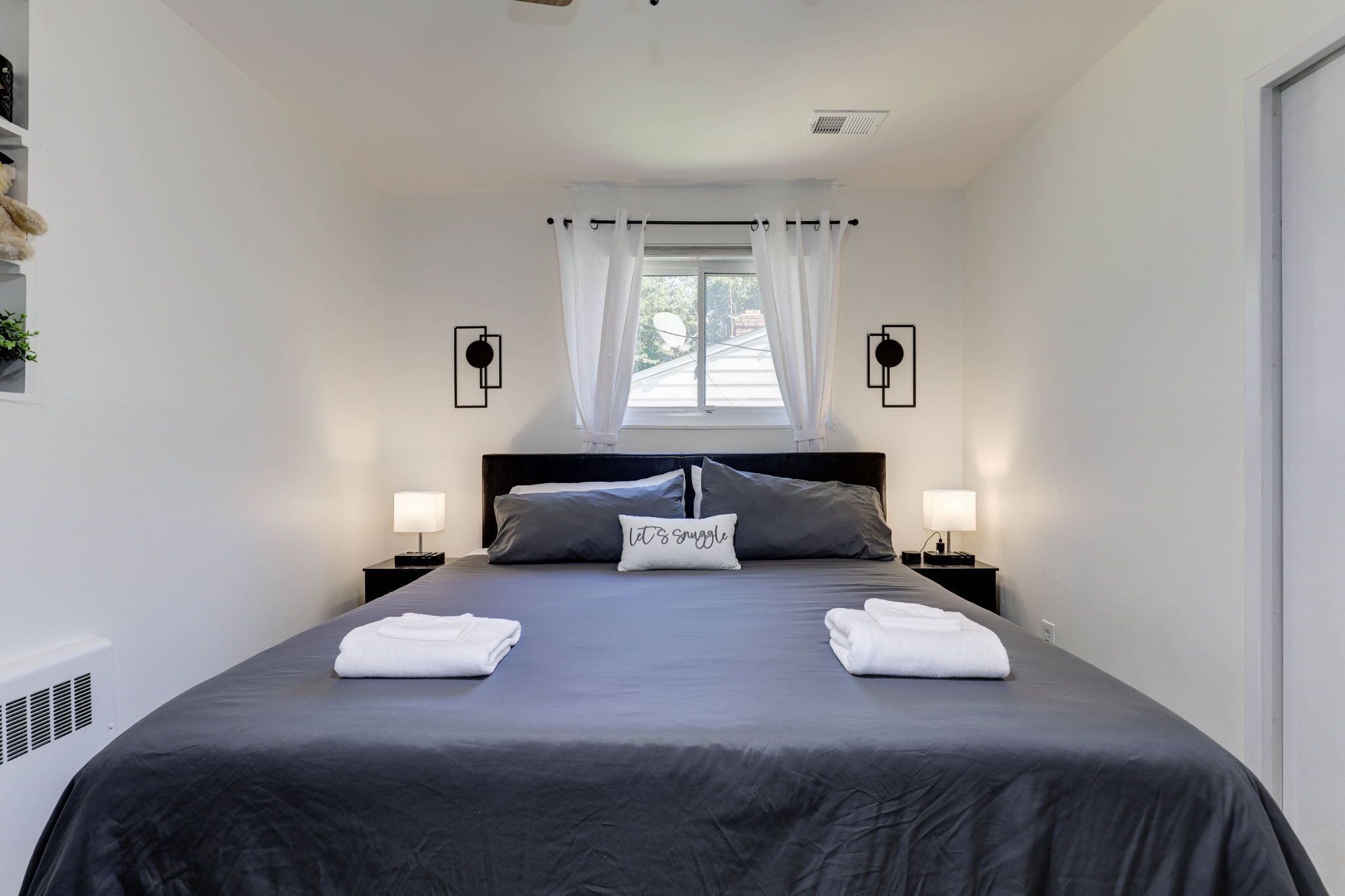 2 sovrum, skrivbord, strykjärn/strykbräda och resesäng