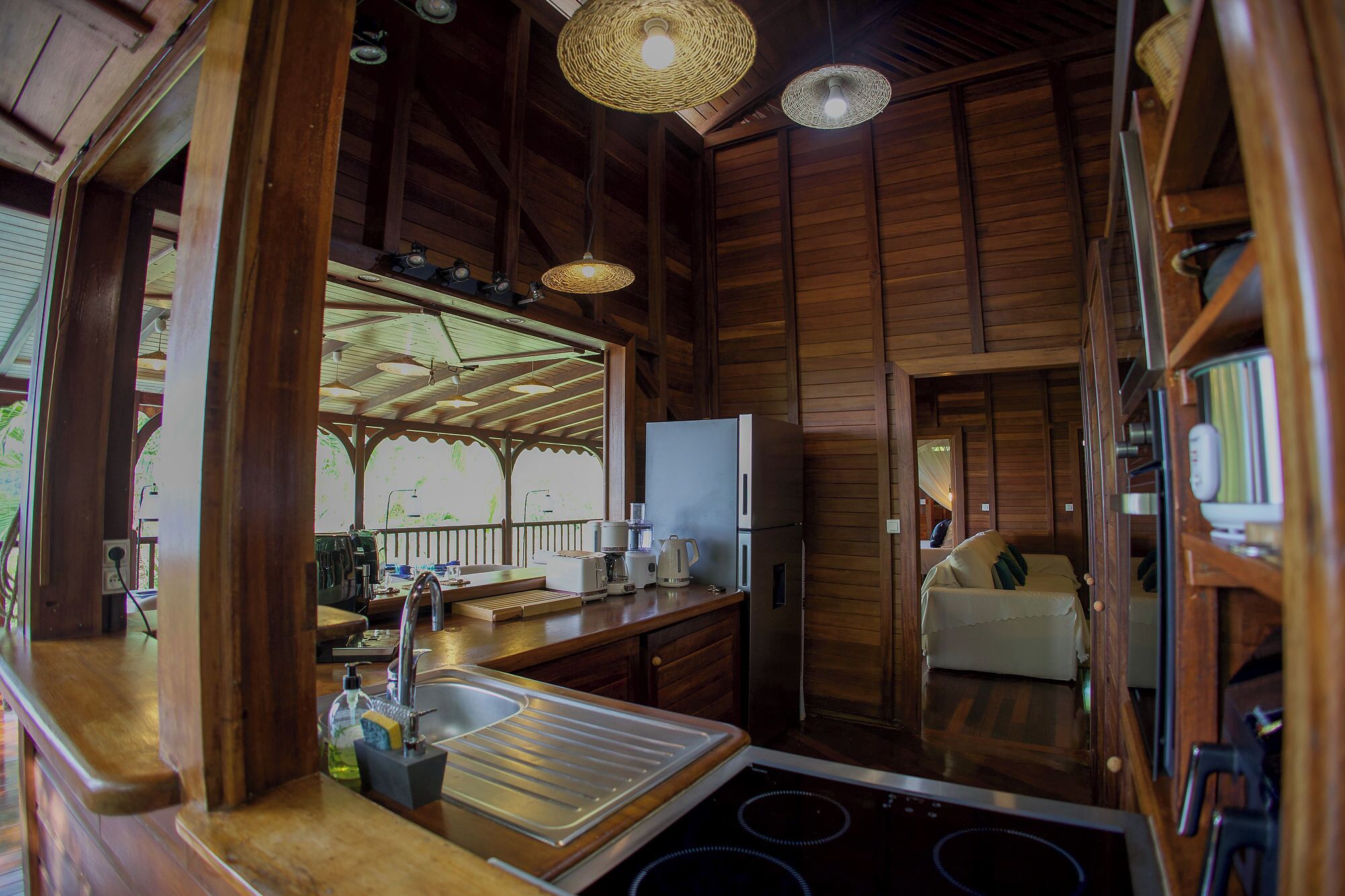 冷蔵庫、電子レンジ、オーブン、コンロ