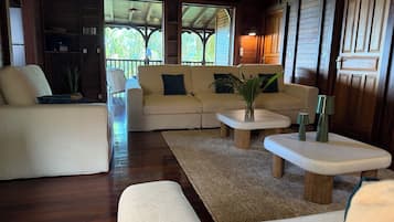 TV, bĂžker og stereoanlegg