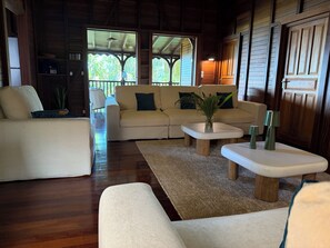 Fernseher, Bücher, Stereoanlage