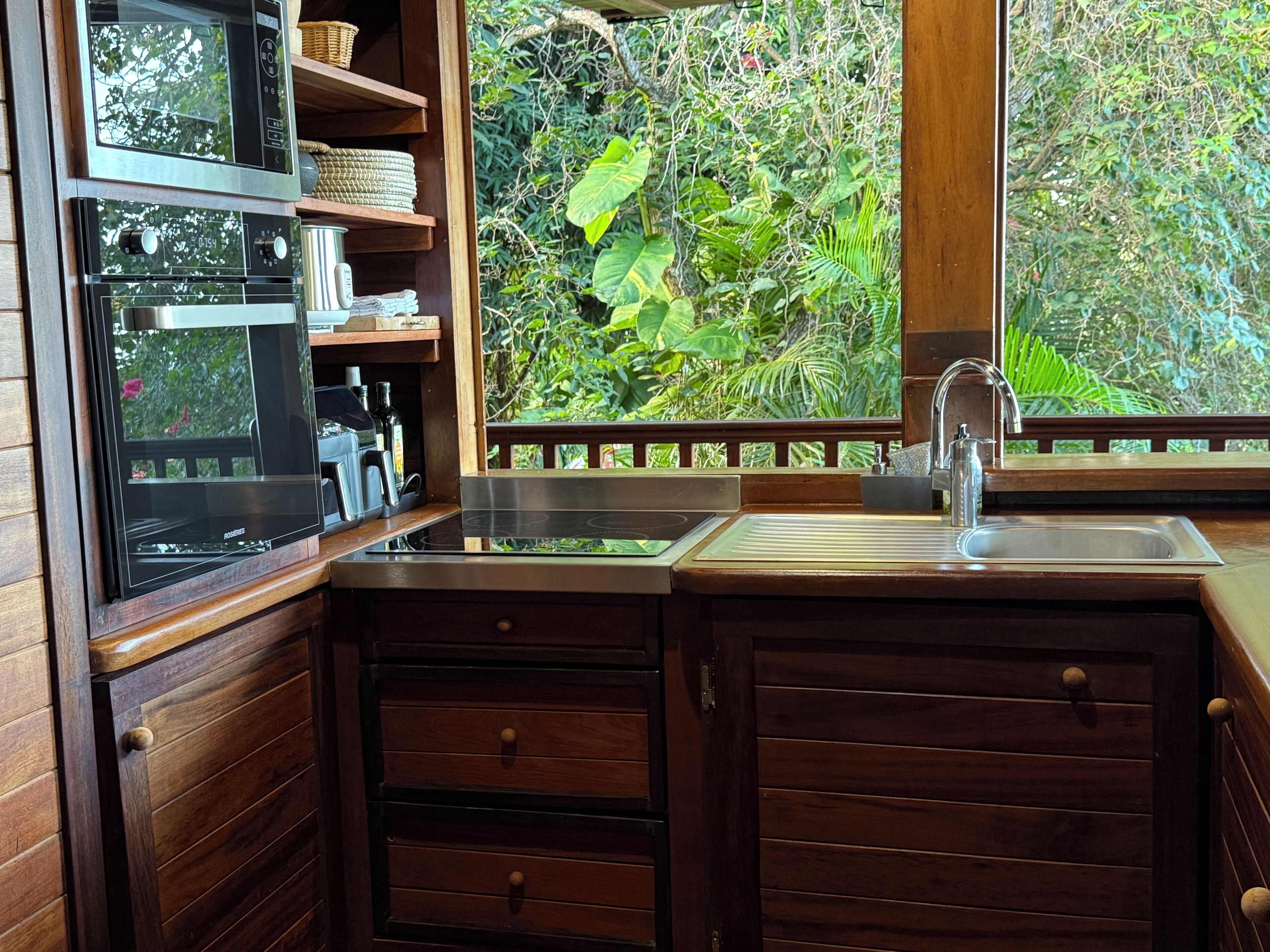 Refrigerador, microondas, horno y parrilla de estufa 