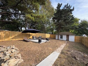 Property grounds - Charming 3-bedroom house with AC in Indianapolis (Indianapolis)