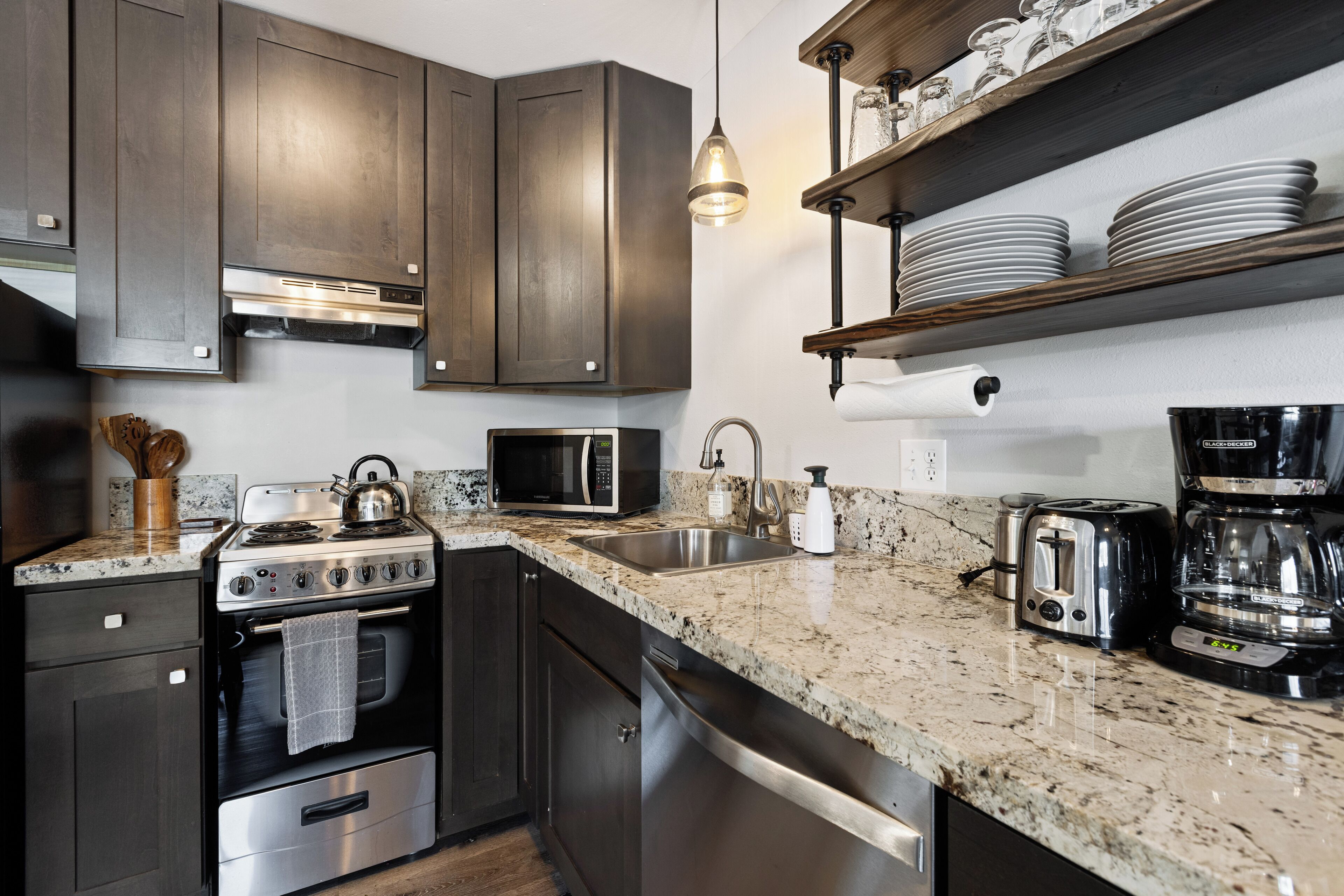 Réfrigérateur, micro-ondes, four, plaque de cuisson