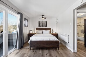1 bedroom, desk, iron/ironing board, free WiFi - Sun Valley Studio - Open and Airy - Walk to Lifts, Town and Trails (Ketchum)