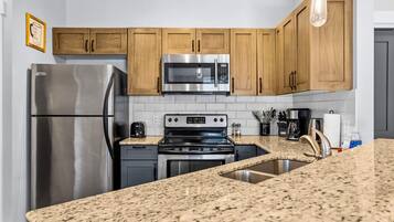 Refrigerador, microondas, horno y parrilla de estufa