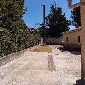 المنطقة المحيطة بالمنشأة