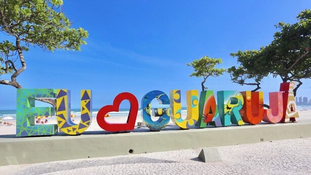 Un letrero colorido que dice 'EUROPARU' con una playa y árboles de fondo.