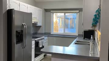 Refrigerador, microondas, horno y parrilla de estufa