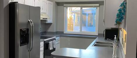 Refrigerador, microondas, horno y parrilla de estufa