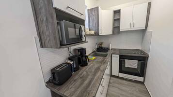 Jääkaappi, mikroaaltouuni, uuni, liesi