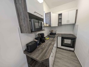 Jääkaappi, mikroaaltouuni, uuni, liesi