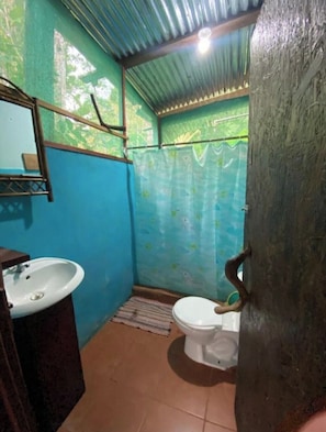 Woodpecker | Badkamer | Een douche, handdoeken