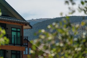 Exterior - Trailhead 324 Shared Hot Tub, Pool, Private Balcony, and Grill (Winter Park)