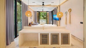 Ein modernes Hotelzimmer mit einem großen Bett, einem Fernseher und einem Balkon mit Blick.